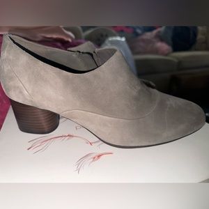 BNWT Clark’s Taupe Suede heels SZ 9&1/2 WW